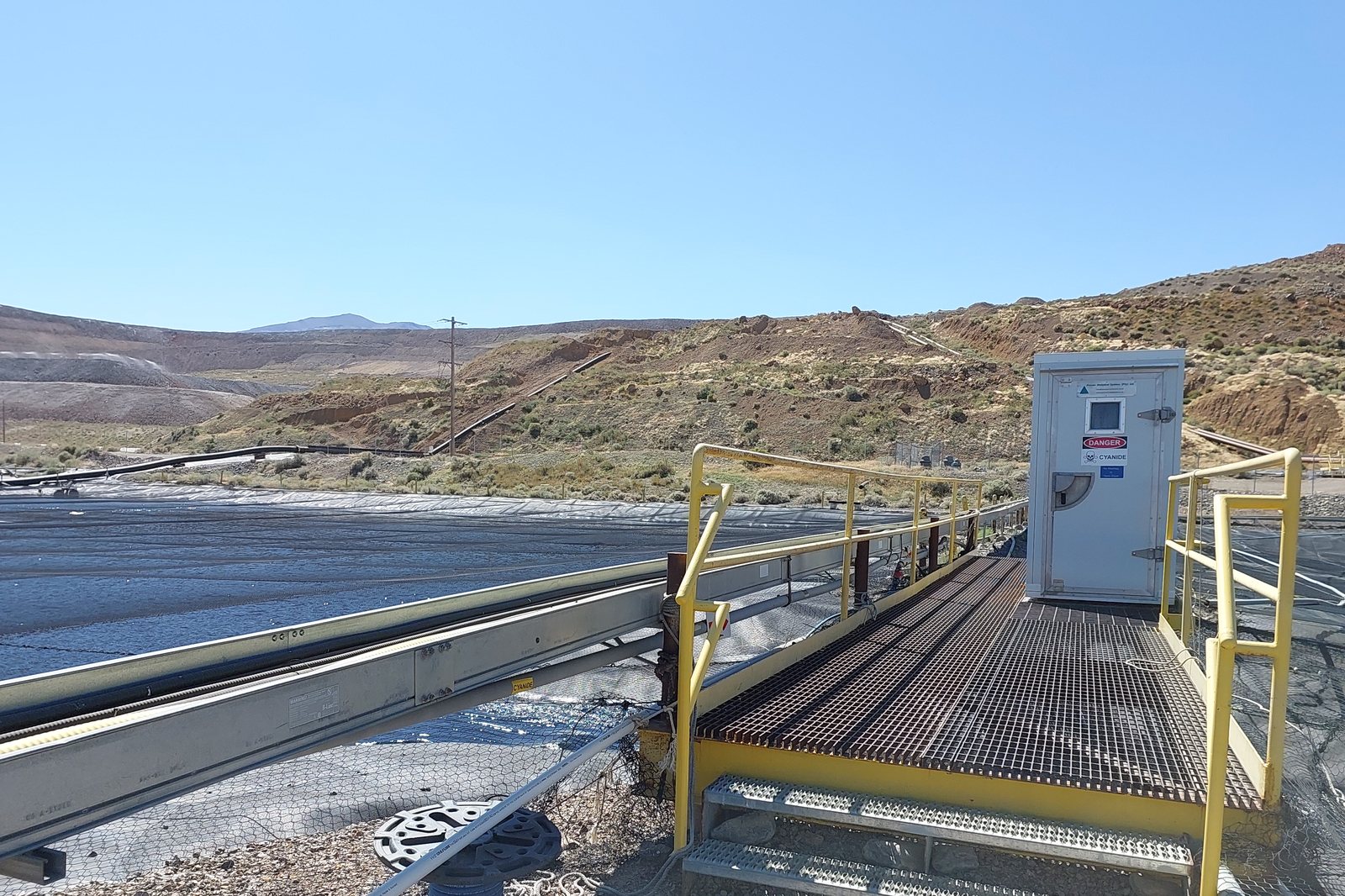 PAS analyser cabin on a walkway at a tailings facility